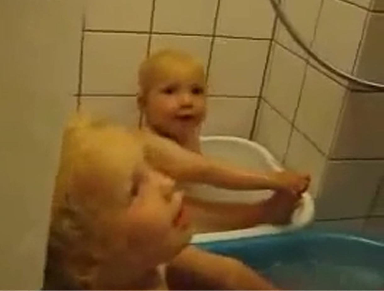 Дочка купается в ванне. Доченька купается в ванной. Малышки в ванной. Папа купается в ванной. Дети в ванной с папой.