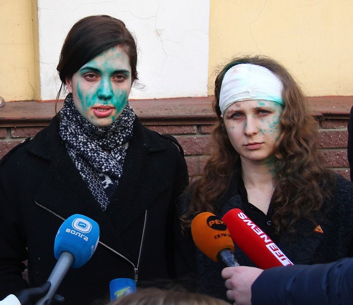 Мордовии бывших участниц pussy riot вновь обили зеленкой