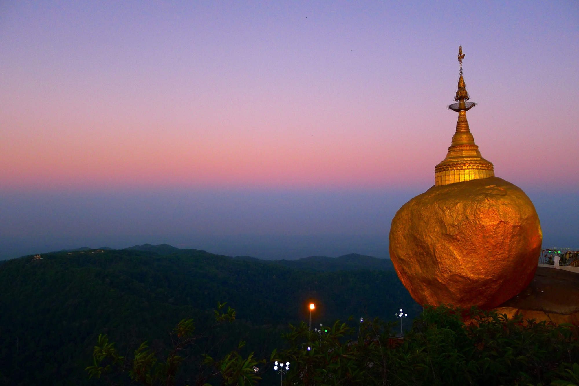 Золотой камень. Золотая скала, Мьянма. Золотой камень Мьянма. Золотой камень Будды в Мьянме. Золотая скала в Чайтхие, Мьянма (Бирма).