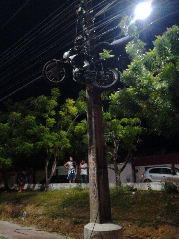 В Бразилии мотоцикл повис на столбе