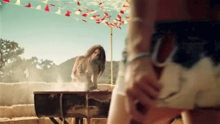 Сексуальные гифки Сары Джин Андервуд