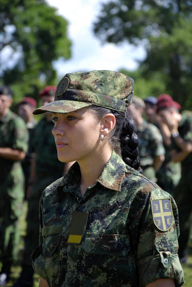 Сербские военные девушки.