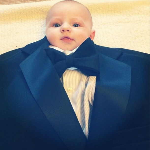 Младенец в костюме