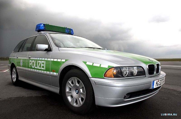 Зеленая полицейская машина. Полиция Германии машины БМВ е39. Машина с зеленой полосой. Полицейская машина с зеленой полосой. Машина с зеленой плдоской.