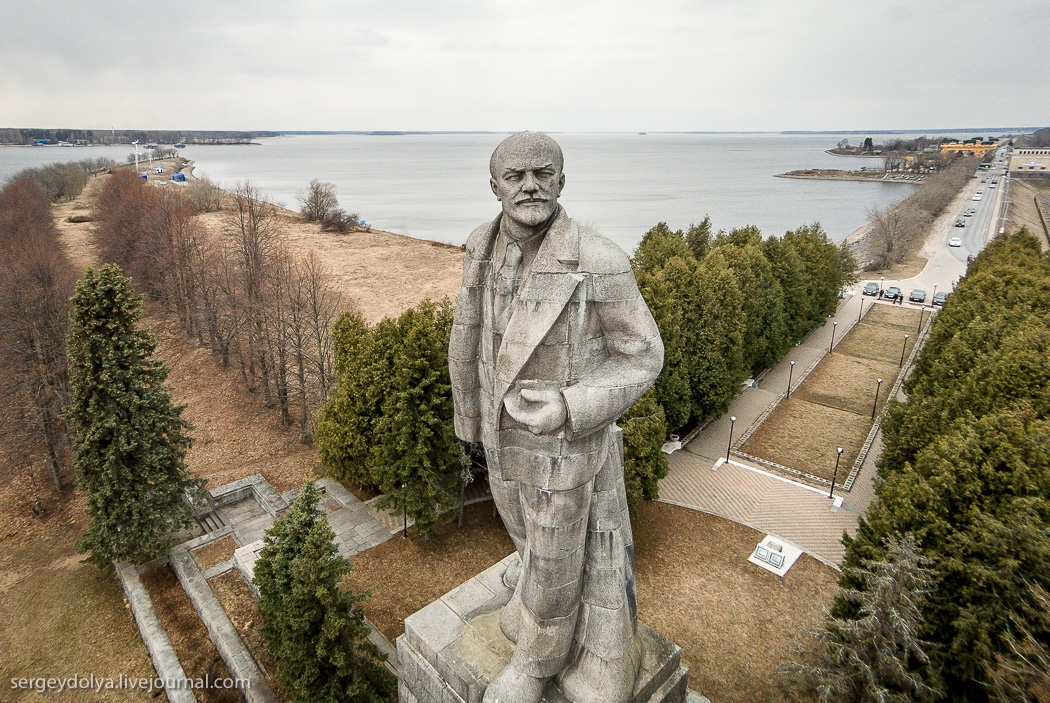 Памятник на левом берегу. Дубна памятник Ленину. Дубна канал имени Москвы памятник Ленину. Дубна статуя Ленина. Дубна памятник Ленину и Сталину.