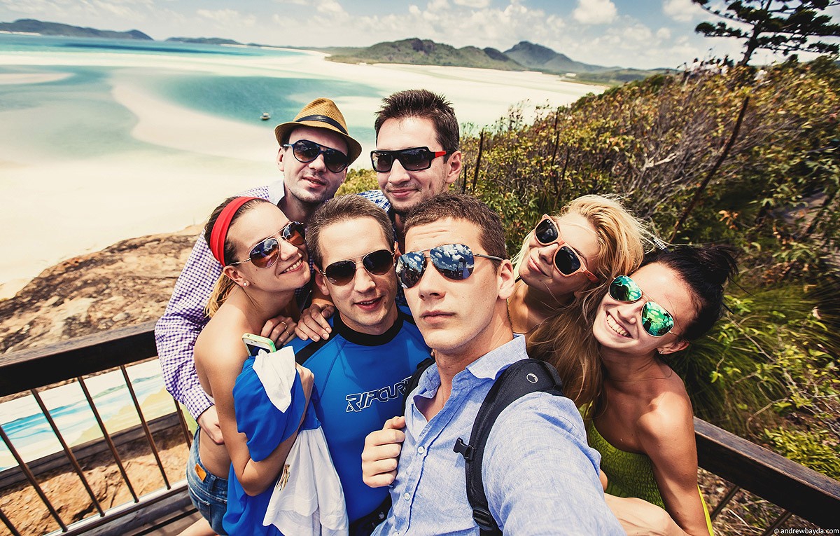 1 группа туристов из австралии. Туристы в Австралии. Австралия туризм. Группа путешественников. Путешествие группой.