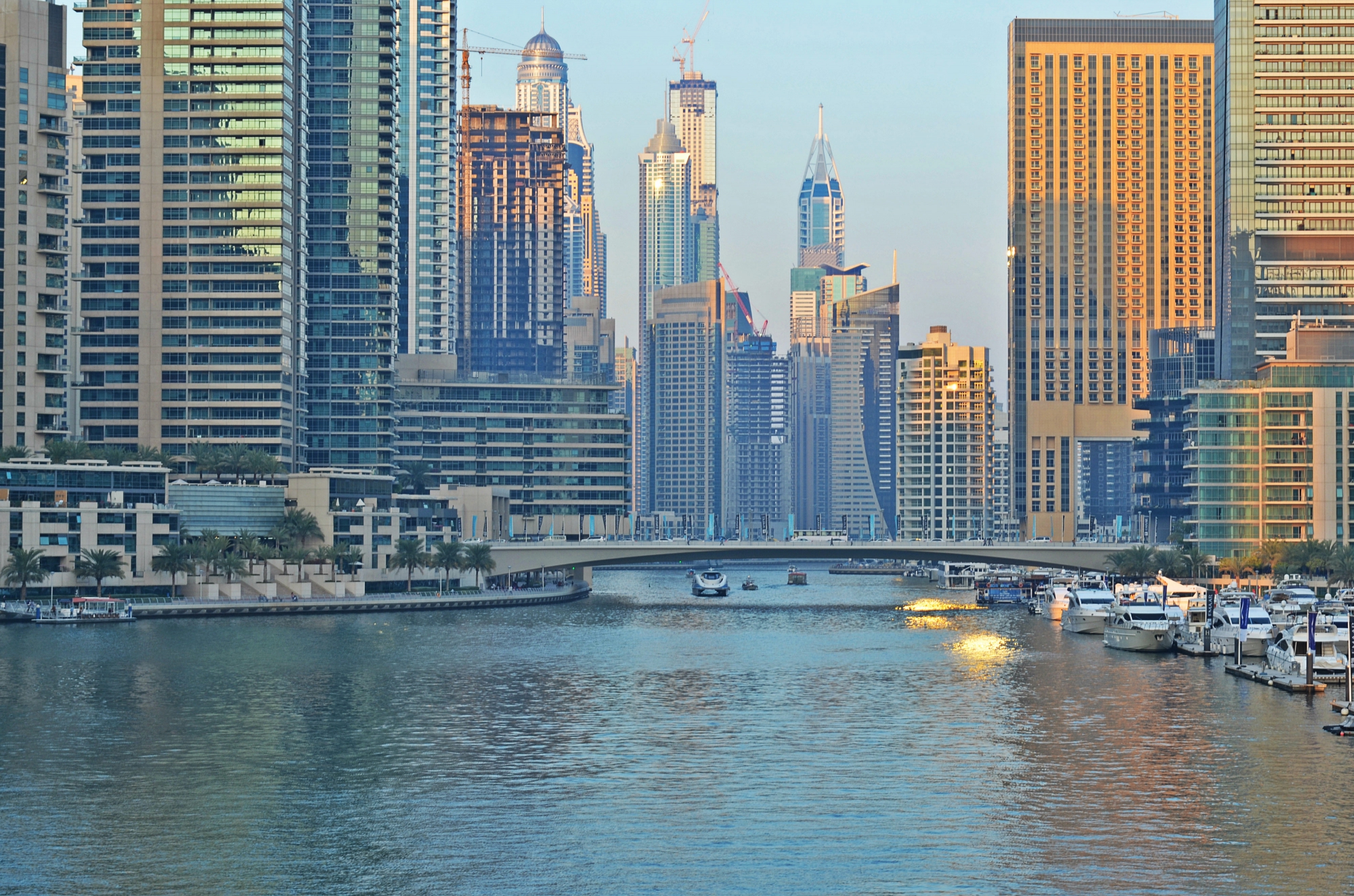 набережная корниш в абу-даби. пляж корниш бич абу даби. поезд дубай абу даби. Me do re dubai. абу даби в январе.