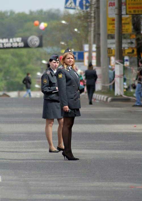 Милиционерша в мини юбках