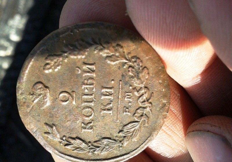 Нашел монеты дома. Золотые монеты, со дна. Находка монет в срубе. Тихвин старинные монеты находки. Аукцион методических находок картинка.