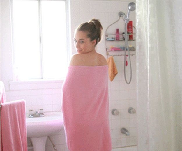 Stepmom shower. Упало полотенце. Красивые девчонки в полотенце. Упало полотенце после душа. Уронила полотенце.