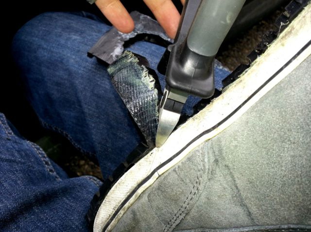 Дешевый способ, чтобы исправить свои кроссовки
