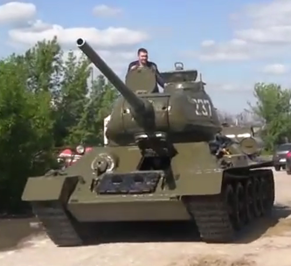 Луганск танк т 34. Запуск танка. Памятный танк в Луганске. Черный танк Луганск. Запусти танковый