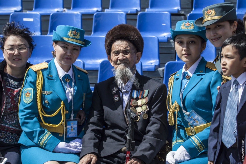 7 мая казахстан день. День Казахстанской армии. День защитника Отечества Казахстан. 7 Мая Казахстан. Парад в Казахстане.