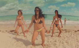 Девушки на пляже 
