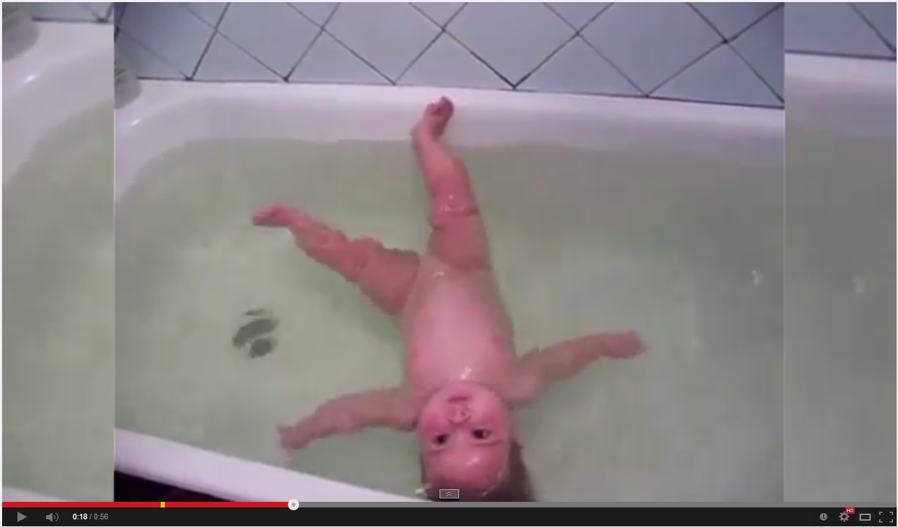Купаться в ванной во время месячных. Дети моются в ванной. Купается в ванной. Утопила ребенка в ванной. Поза русалки у новорожденных.