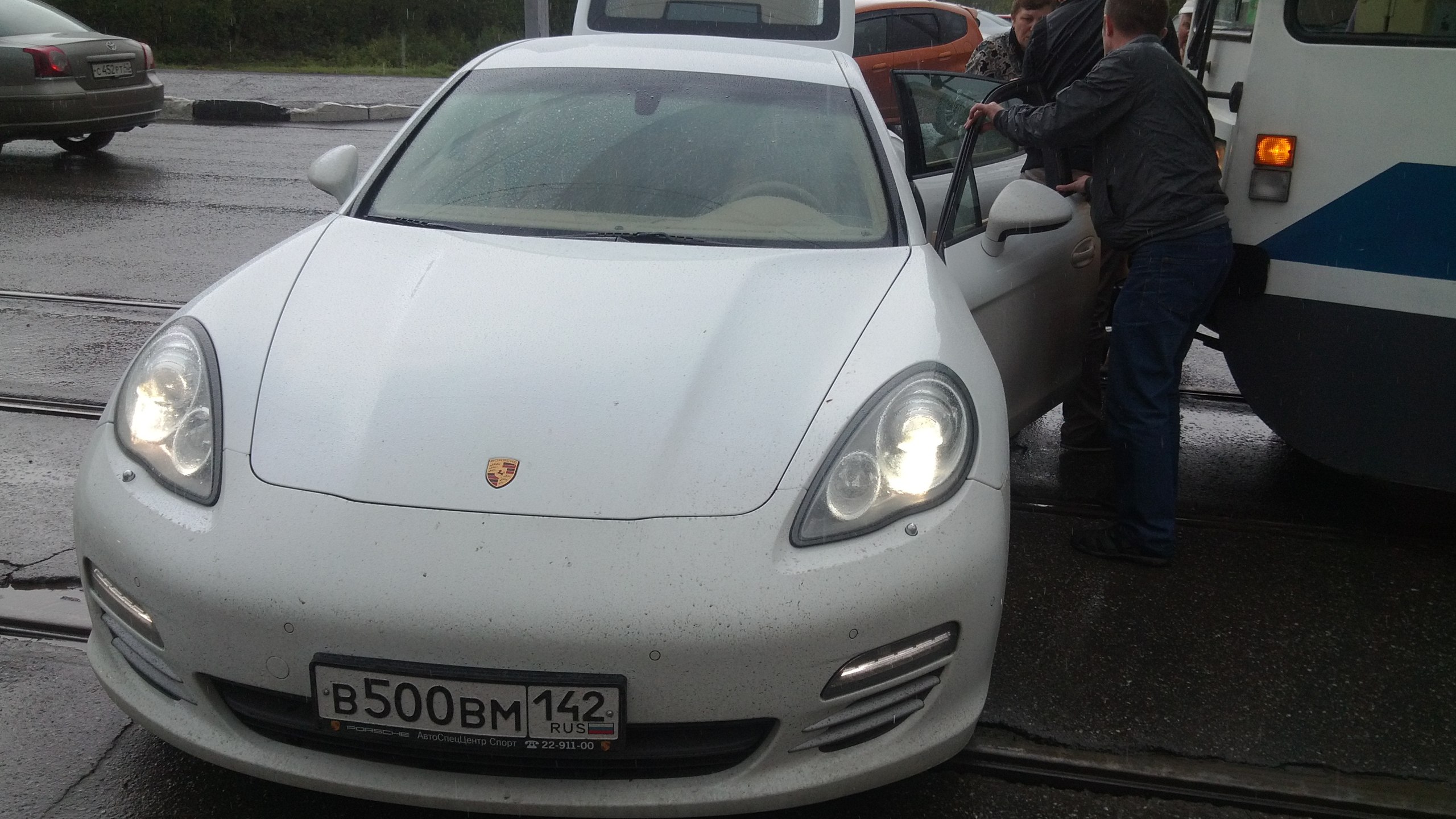 В Новокузнецке трамвай протаранил Porsche Panamera