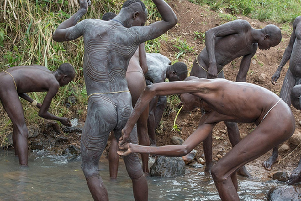 После завершения ритуала "кровавой еды", воины идут мыться в реке...