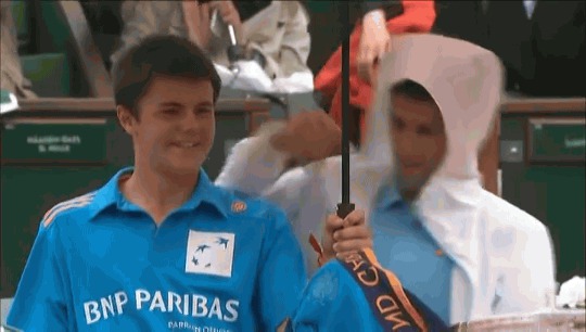 Новак Джокович пережидает дождь на Ролан Гаррос.