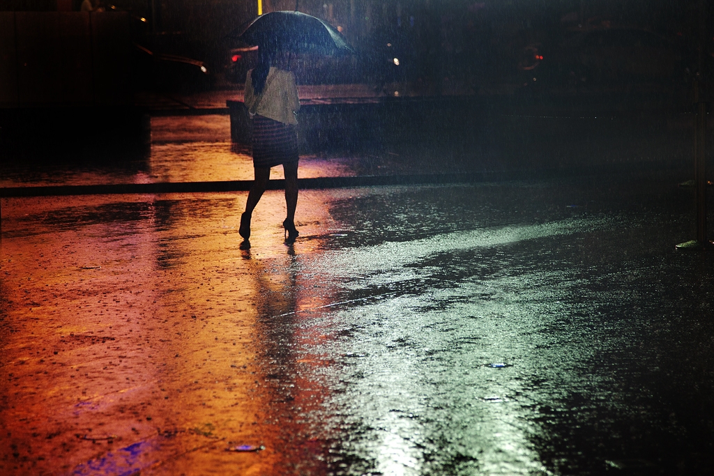 Сон стать дождем. Кристоф Жакро Париж. Кристофер Жакро фотограф. Девушка под дождем. Дождь фото.