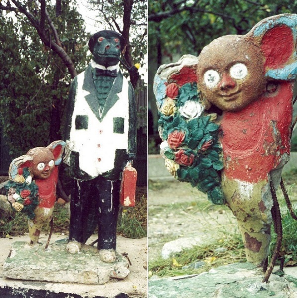 Странные и пугающие скульптуры на детских площадках