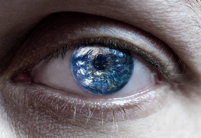 Молнии в глазах. Глаз земли. Мир глазами. Глаз Планета. Голубые глаза земли.