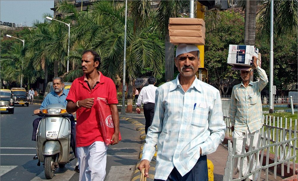 Почему индийские носильщики носят грузы на голове