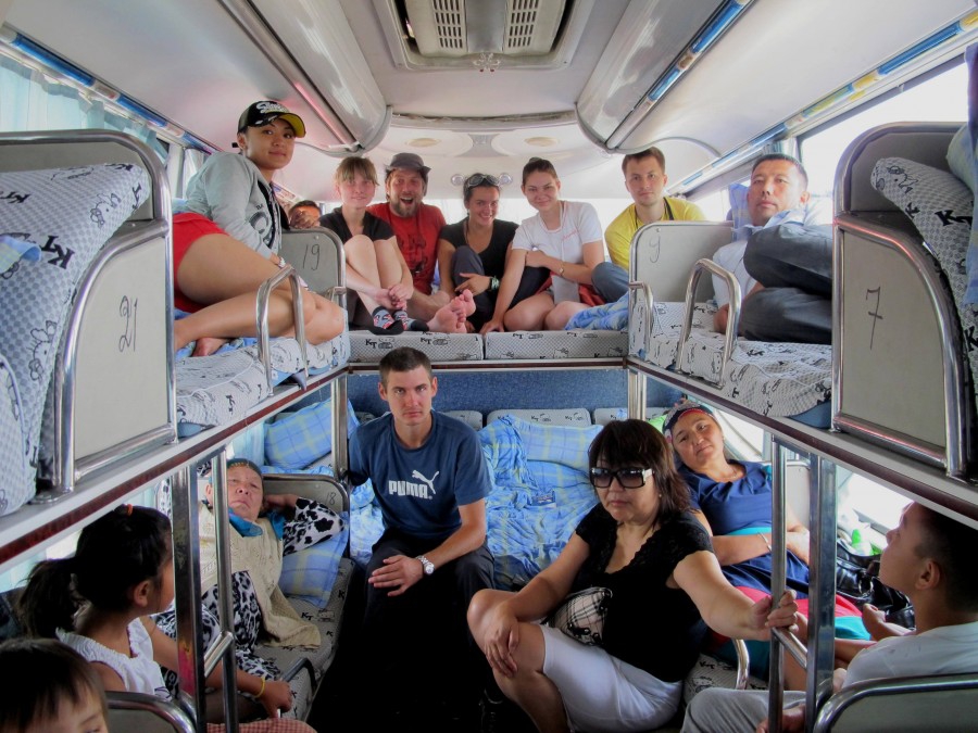 Можно ли брать пассажиров во время поездки. Лежачие места в автобусе. Лежачие места вовтобусе. Автобус с лежачими местами. Китайский спальный автобус.
