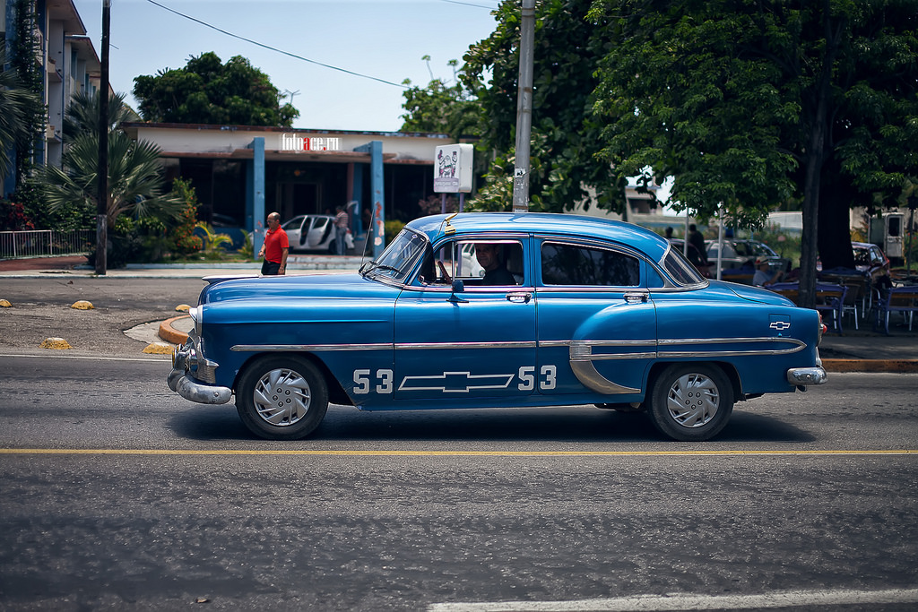 Кубинская 32. Полицейский автомобиль Куба. Кубинские полицейские на автомобилях. Кубинская полиция автомобили. Автомобили полиции Кубы.