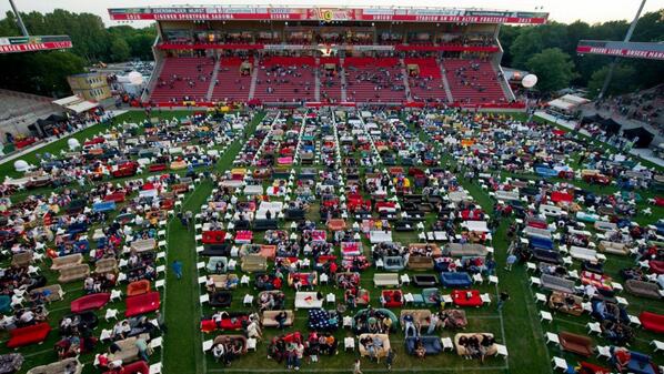 Немецкие фанаты принесли на стадион собственные диваны. 
