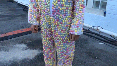 Костюм из Mentos + ванна колы  Костюм из Mentos + ванна колы