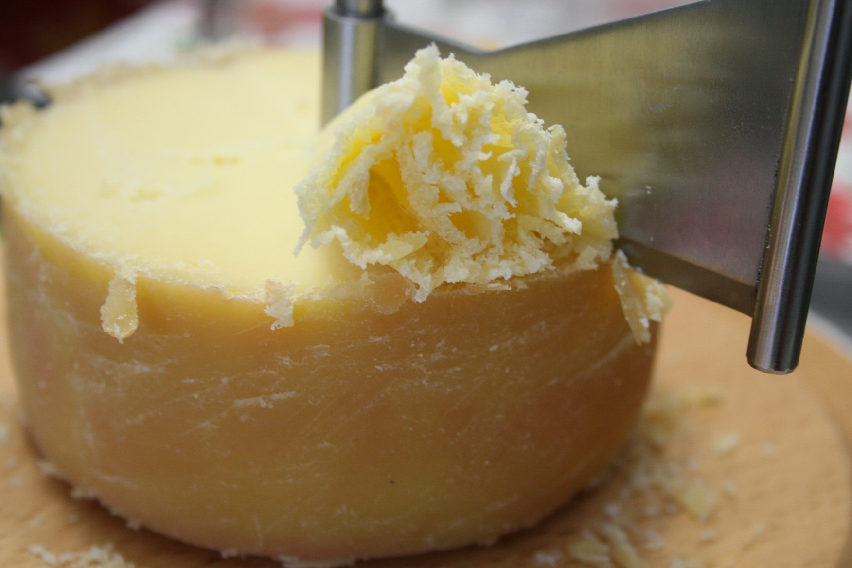 Сильно пахнущий сыр. Тет де Муан. Сыр tete de Moine. Сыр тонкой стружкой. Сыр который нарезается стружкой.