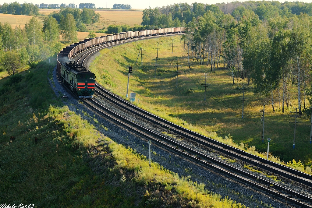 Железнодорожный. Станция в лесу РЖД. Земли железнодорожного транспорта. Железная дорога пути. Поезд на повороте.
