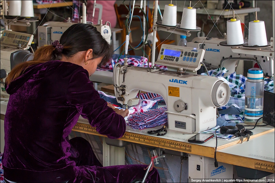 Про швейную фабрику. Швейный цех. Массовое производство одежды. Швейные машинки и Швейный фабрики. Небольшой Швейный цех.