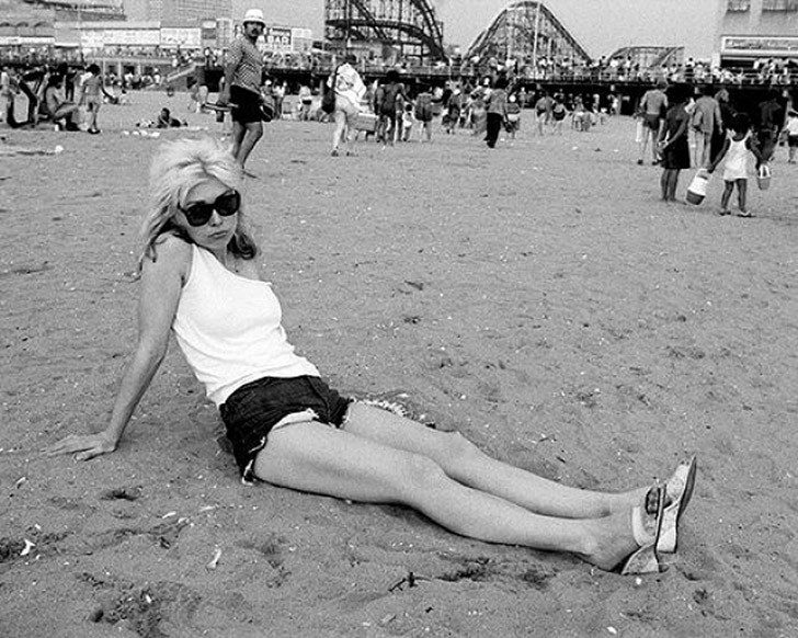 Дебби Харри на пляже Кони-Айланд в июле 1978 года - Самые лучшие и интересн...