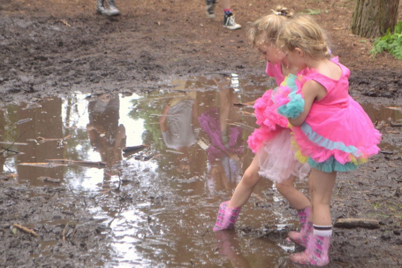 Где пописать девушкам. Девочка в платье в грязи. Девочка в грязной луже. Маленькая девочка грязь платье.