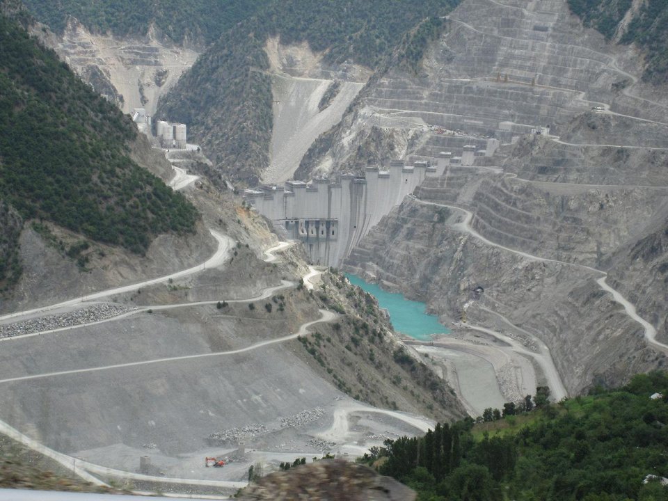 Самая высокая дамба. Плотина ГЭС Нурек. Плотина Деринер Турция. Плотина Сяовань в Китае. Самая большая плотина в мире Таджикистан Нурек.