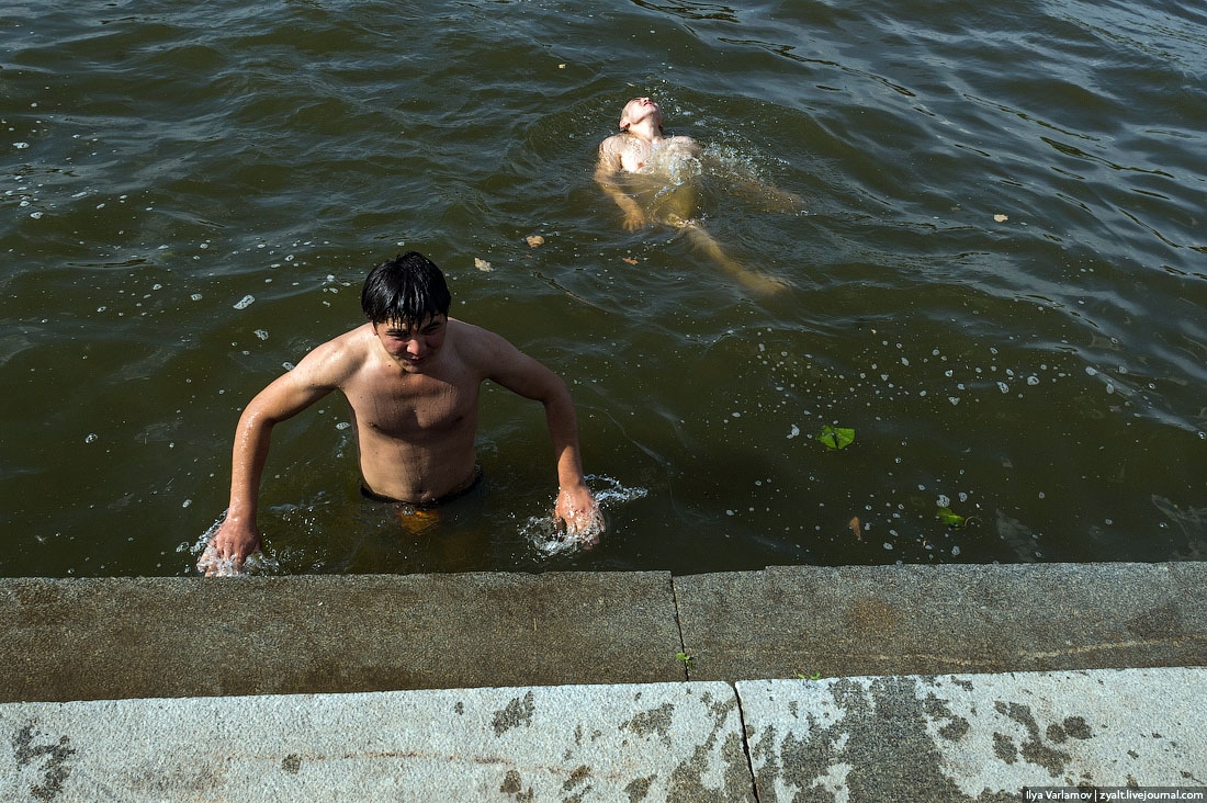 Жара купаться. Мужчина купается. Парни купаются. Купание в фонтане. Жара в Москве.