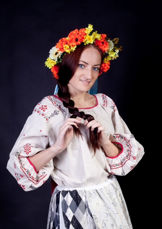 1 национальный украины. Украинский костюм. Украинская девушка в национальном костюме. Украинский костюм женский. Украинский национальный наряд.