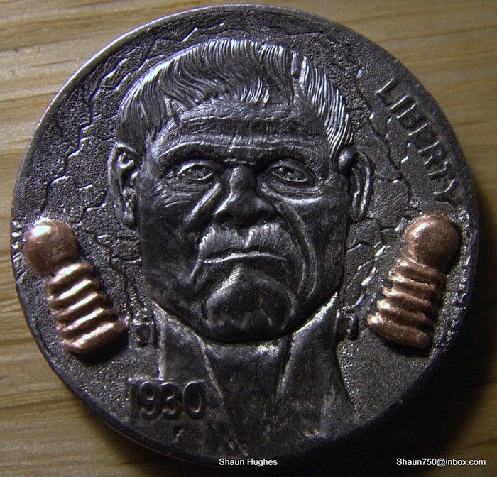 Монета под пятку. Монеты внешность людей. Монеты в ручную с кувалдой.