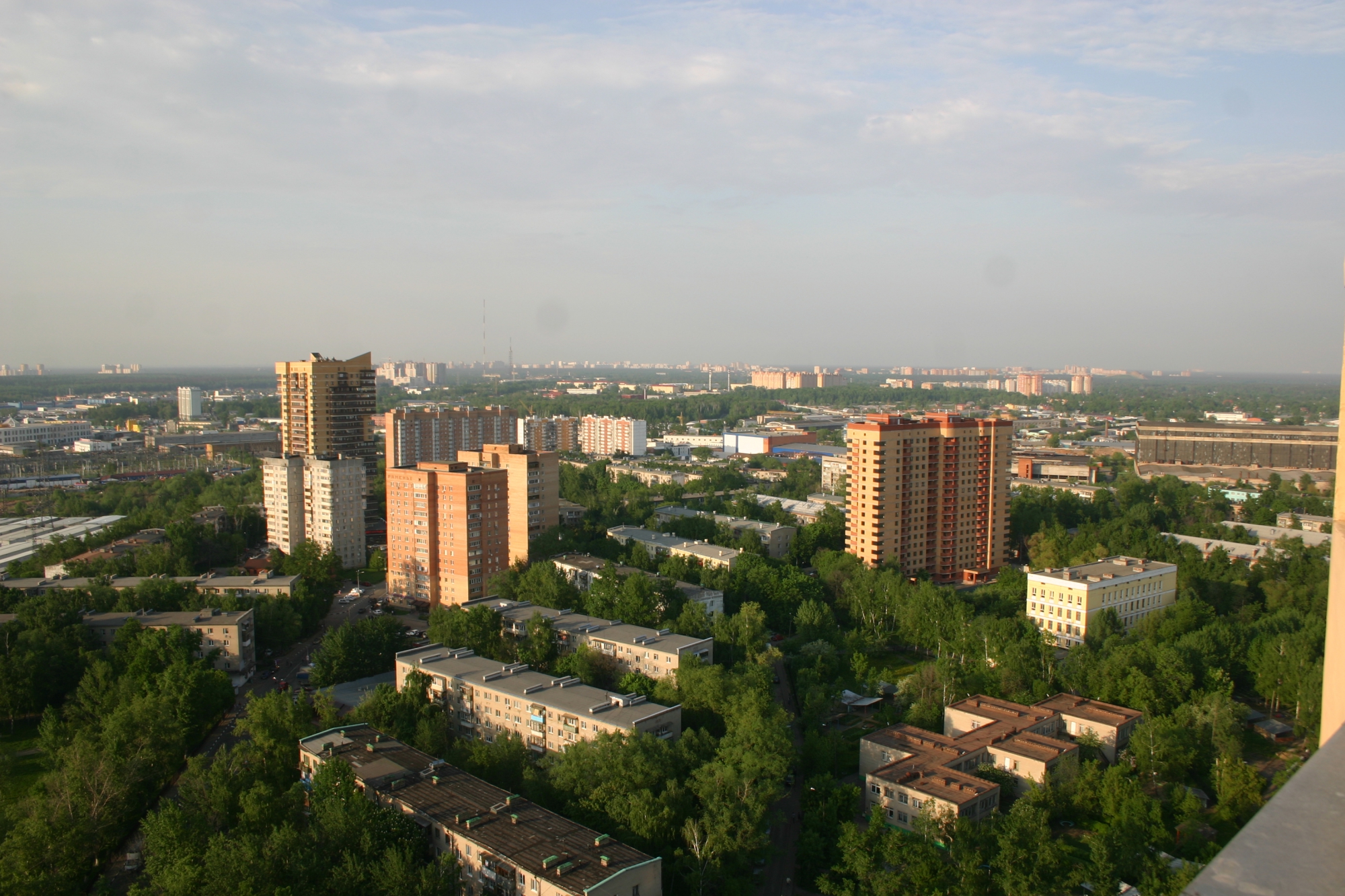 Реутов москва. Высотные дома около Горьковского шоссе.