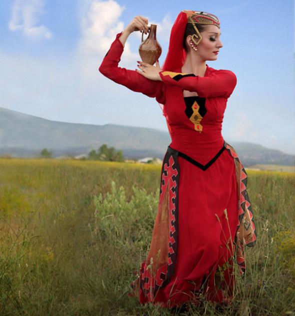 Девушка в грузинском национальном костюме
