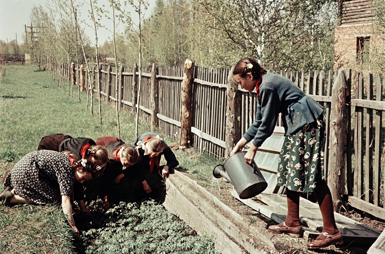Включи советские времена. Деревня в СССР 70-Е годы. Советские люди в деревне. Советское детство в деревне. Деревня в 80-е годы.