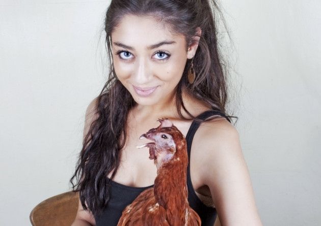 Таксидермистка ест мясо погибших животных