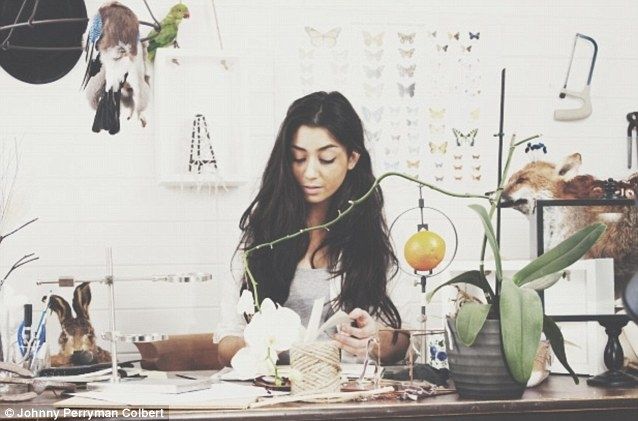 Таксидермистка ест мясо погибших животных