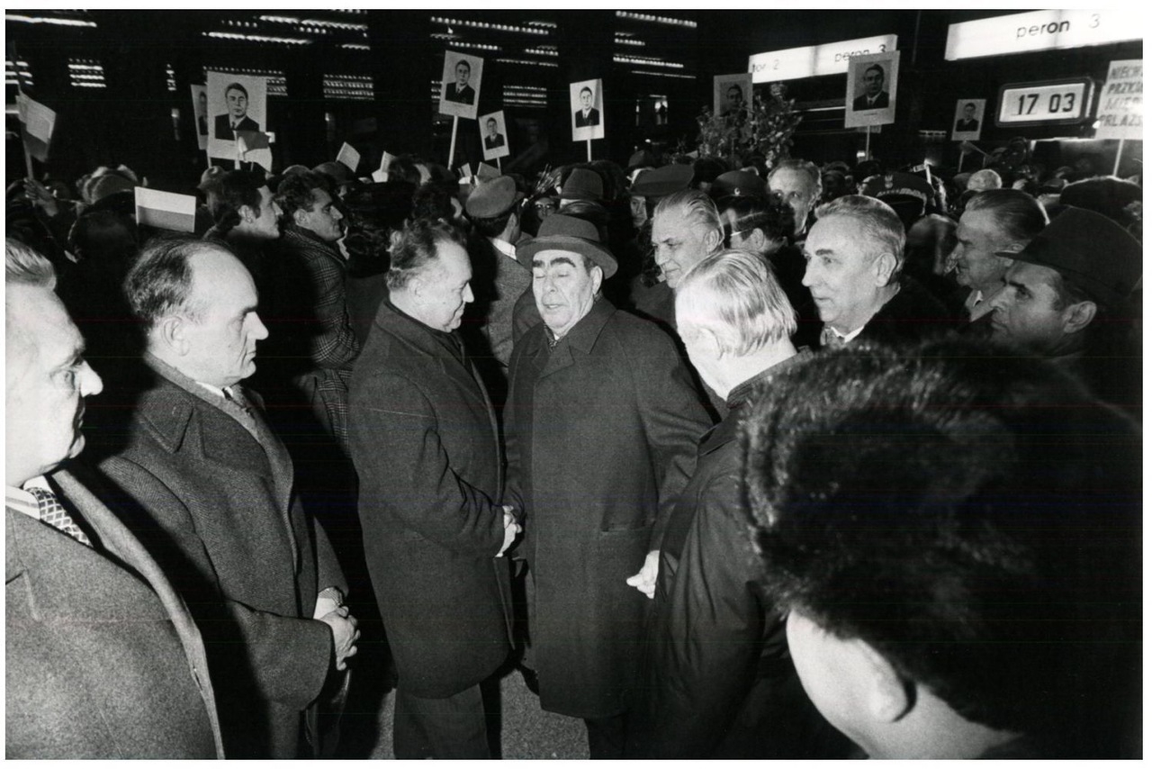 Брежнев идет. Визит Брежнева в Ташкент 1982. Брежнев 1982 фото.