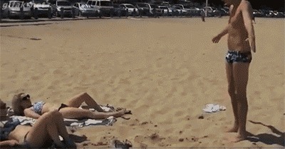 Новый способ знакомства с девушками на пляже