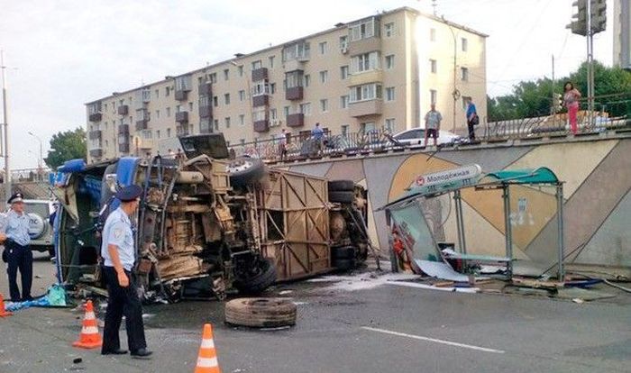 Авария дня 1636. Во Владивостоке автобус без тормозов упал на остановку