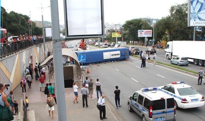Авария дня 1636. Во Владивостоке автобус без тормозов упал на остановку