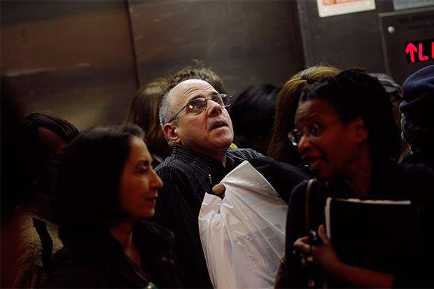 10 странных правил поведения в лифте