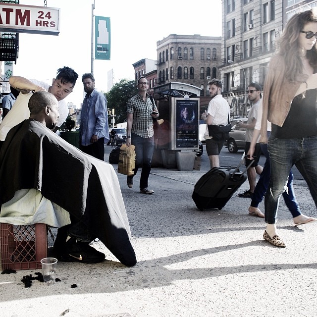 В понедельник парикмахерскую посетило 26 человек. Стильные бомжи Нью Йорка. Стригут на улице. Бродячая стрижка.
